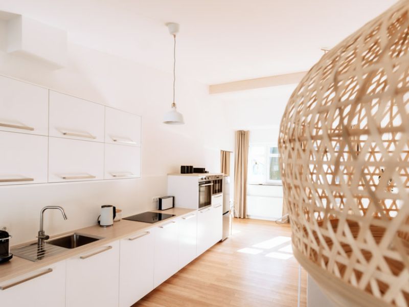 Moderne Küchenzeile mit Hängelampen in den Deichstadt-Apartments