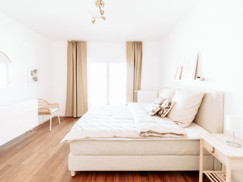 Schlafzimmer mit Doppelbett und lichtdurchflutetem Raum in Neuwied