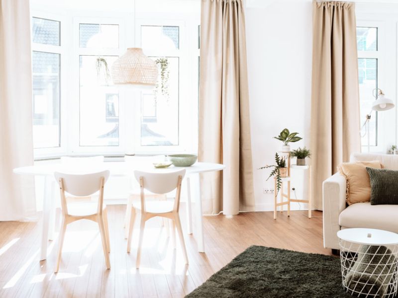 Essplatz am Fenster mit Vorhängen und modernem Tisch in der Ferienwohnung Neuwied