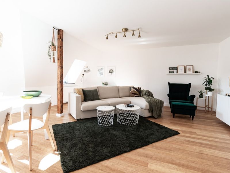Wohnzimmer der Ferienwohnung in Neuwied mit Sofa, Couchtisch und Sessel