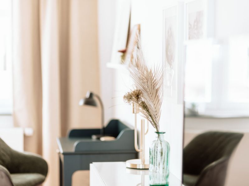 Detailaufnahme einer Vase mit Trockenblumen im Wohnbereich der Deichstadt-Apartments