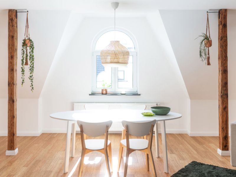 Heller Essbereich mit Rundtisch und Blick aus dem Fenster in Neuwied