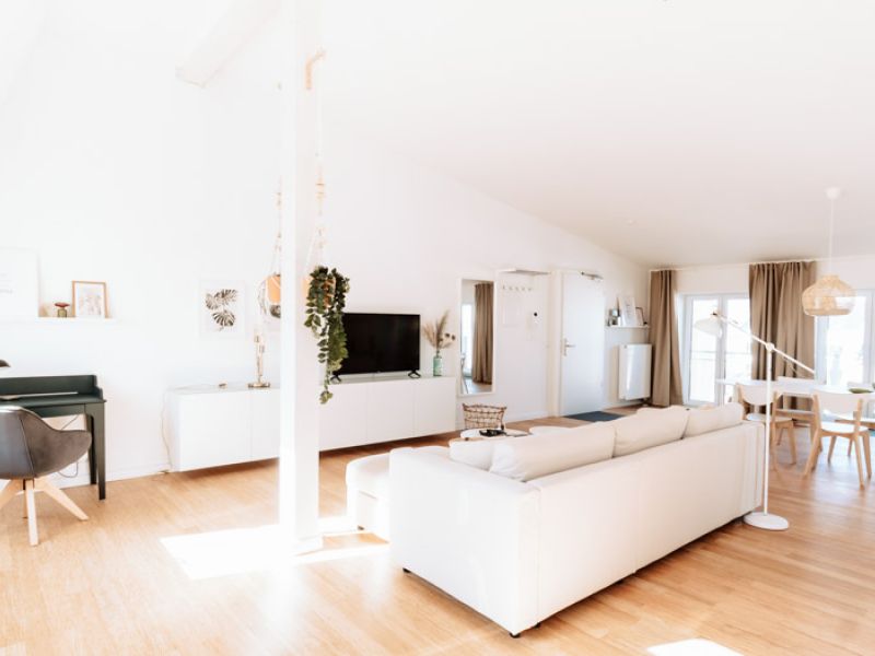 Großzügiger Wohnbereich mit Sofa, Esstisch und offener Küche in Neuwied